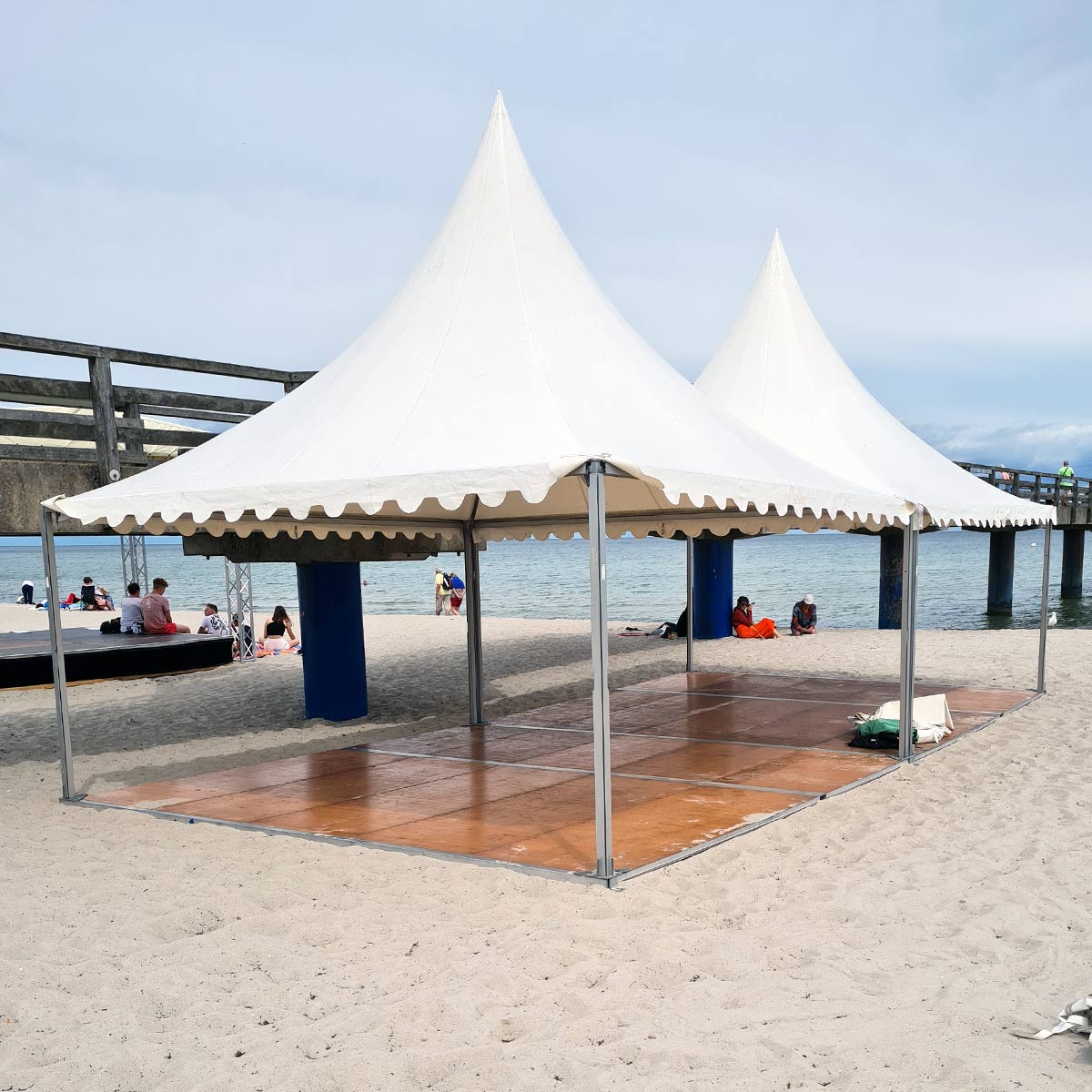 Pagodenzelt am Strand für Strandveranstaltungen